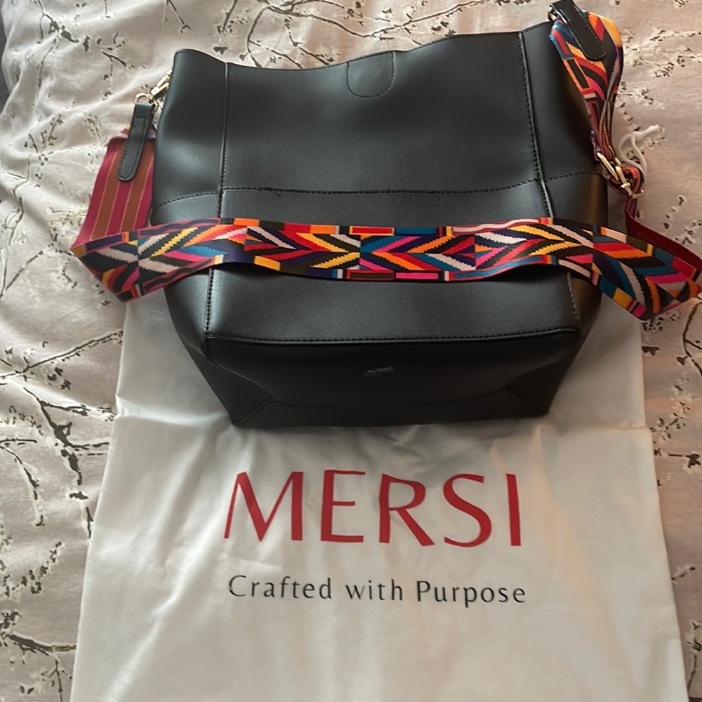 Mersi vegan bucket bag with two interchangeable straps and small zip pouch